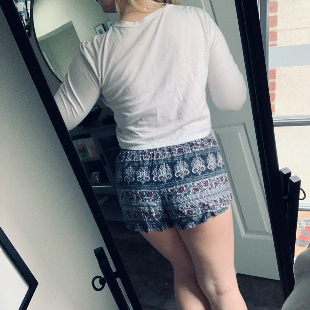Patterned Fabric Drawstring Elastic Shorts - Picture 4 of 7